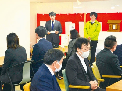 写真：祝賀会であいさつする上田代表取締役