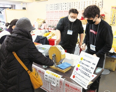 写真：師走を盛り上げるイベントが続々と行われる（昨年の大町商店会の抽選会）