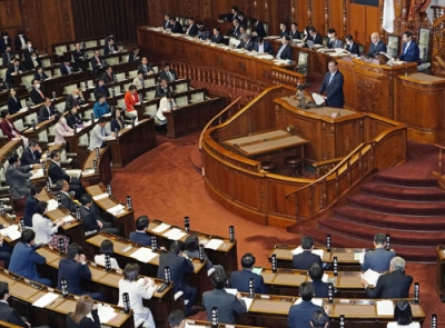 写真：参院本会議で答弁する石破首相（壇上）＝４日午前