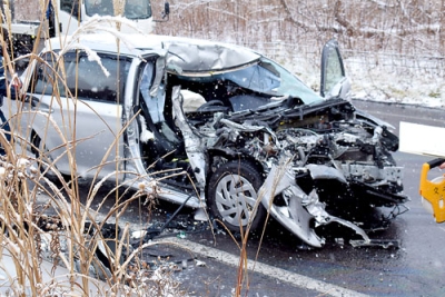 写真：事故で前方部分が大破した乗用車