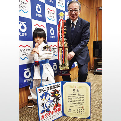 写真：次は日本一－。田鍋町長に準優勝を報告した恵未ちゃん（左）。