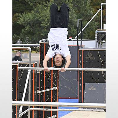 写真：パルクール世界選手権の男子フリースタイルに出場した塩幡睦大＝１１月、北九州市