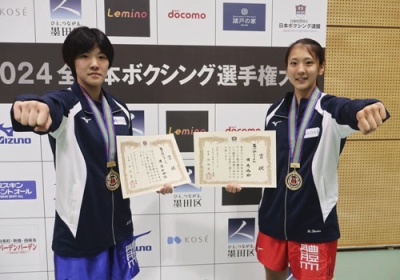 写真：ボクシングの全日本選手権でそろって優勝した国府紗鈴依（左）と妹の国府縞鈴＝東京都墨田区