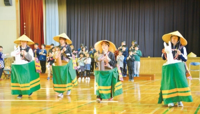 写真：市民演芸会に向けて全体練習に取り組む児童たち