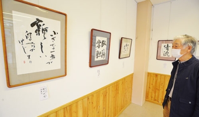 写真：個性的な作品が並ぶ合同書展