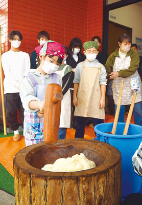 写真：元気よく餅をつく子どもたち