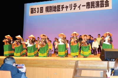 写真：幌別東小児童による幌別駒おどりで幕を開けた市民演芸会