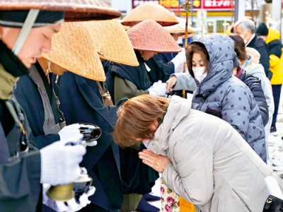 写真：市民から浄財を託される僧侶