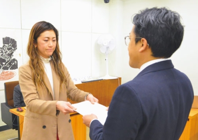 写真：辻議長に答申書を手渡す宮武委員長