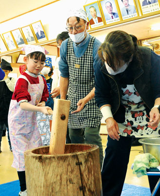 写真：かけ声に合わせて餅をつく子どもたち