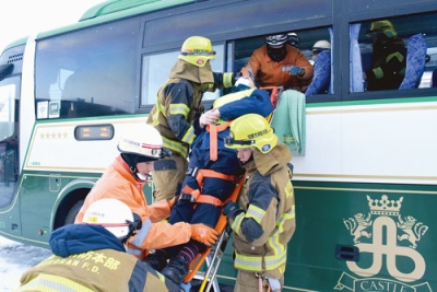 写真：車内から歩行困難の乗客を救出する救助隊員