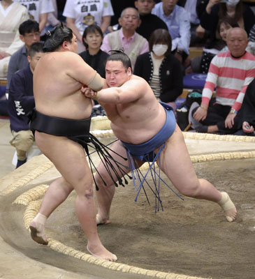 写真：九州場所１１日目、阿炎を押し出しで破って勝ち越しを決めた阿武剋（右）＝福岡国際センター