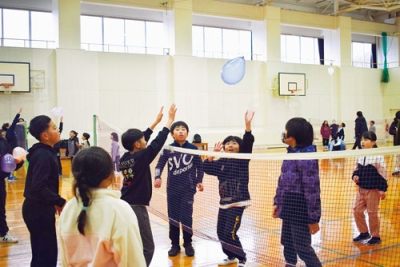 写真：風船バレーを楽しむ子どもたち