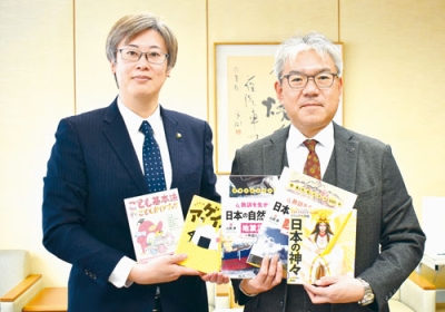 写真：堀井市長に寄贈した図書を届けた内山社長（右）