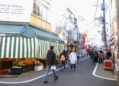 写真：学芸大学駅東口の商店街＝東京都目黒区