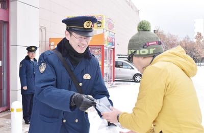 写真：買い物客に啓発物を手渡し、特殊詐欺被害に注意を呼びかける伊達署員