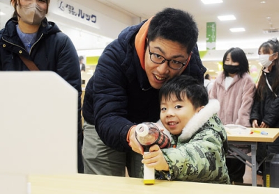 写真：空気砲で的を狙う子どもら