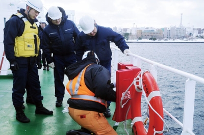 写真：船内設備などを点検する室蘭運輸支局の職員ら