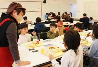 写真：会話を楽しみながら料理を味わう子どもたち