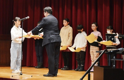 写真：小笠原市長から表彰状を受けとる児童