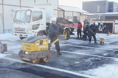 写真：アスファルトの転圧作業