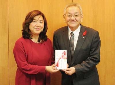 写真：寄付をした同会幹事の佐藤さん（左）と國枝会長