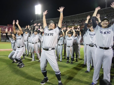 写真：４年ぶりのリーグ優勝を決め、ナインと喜ぶ巨人・阿部監督（中央）。右端は菅野＝９月、マツダスタジアム