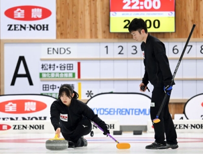 写真：カーリングの日本混合ダブルス選手権２次リーグでプレーする田中萌珈（左）と佐藤航英＝稚内市みどりスポーツパーク（©ＪＣＡ／Ｈ．ＩＤＥ