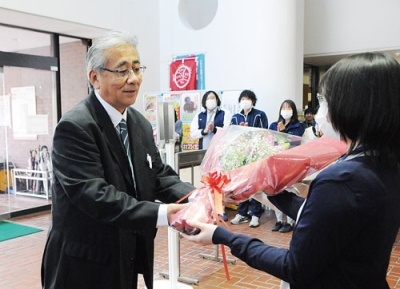 写真：初登庁で職員から花束を受け取る杉谷新町長