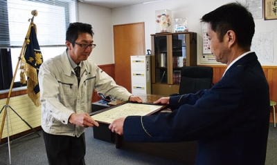 写真：感謝状を受け取る栗林さん（左）