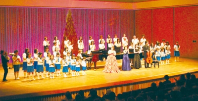 写真：総勢５０人以上で歌声や演奏を届けたコンサート