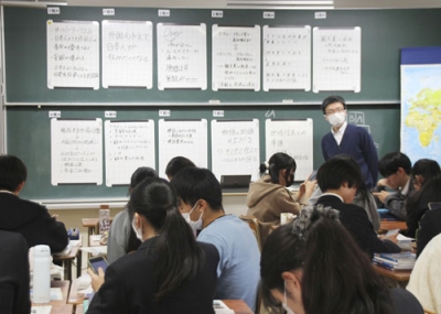 写真：「地理探究」の公開授業をする神戸大付属中等教育学校の高木優教諭＝１１月、神戸市