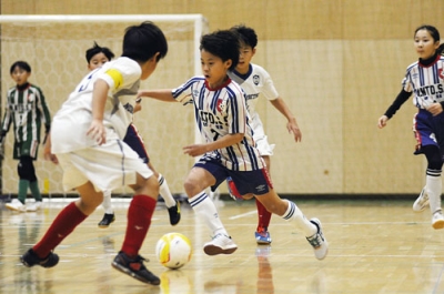 写真：【登別ＦＣ　Ｕ－１２エルカソホワイト－室蘭ＭＴＤサッカー少年団】ドリブルで攻め上がるＭＴＤ・池田＝登別市総合体育館