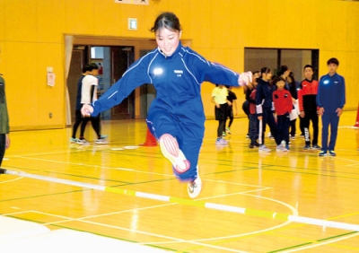 写真：走り高跳びに臨む選手