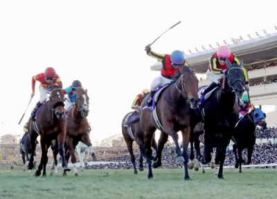 写真：第６９回有馬記念を制したレガレイラ（手前左）＝中山競馬場