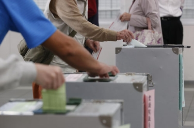 写真：衆院選で票を投じる有権者＝１０月、東京都新宿区