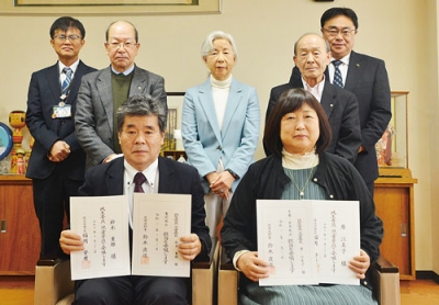 写真：委嘱状が伝達された原さん（前列右）と鈴木さん（同左）