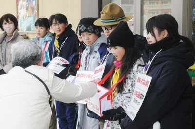 写真：スーパー前で募金を呼びかけるボーイスカウト室蘭第１団の子どもたち