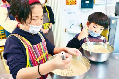 写真：生地を練る子どもたち