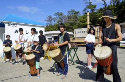 写真：鹿児島県三島村で「ジャンベ」を演奏する人たち＝２０２４年１１月