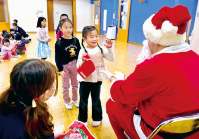 写真：サンタからプレゼントを受け取る子どもたち