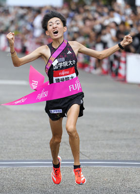 写真：出雲全日本大学選抜駅伝で優勝した国学院大のアンカーの平林清澄＝１０月、出雲ドーム前