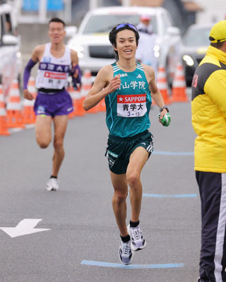 写真：第１００回箱根駅伝の３区でトップで平塚中継所に向かう青学大の太田蒼生。左は駒大の佐藤圭汰＝１月