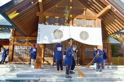 写真：社殿のほこりを落とし、新年に備えた刈田神社のすす払い