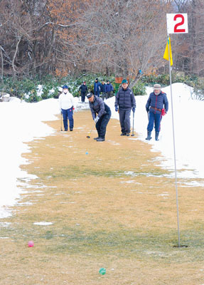 写真：除雪されたコースでプレーを楽しむ愛好者たち