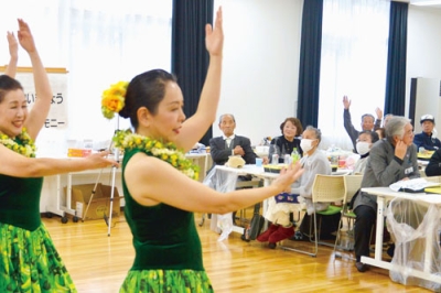 写真：フラダンスを見て一緒に踊る参加者も