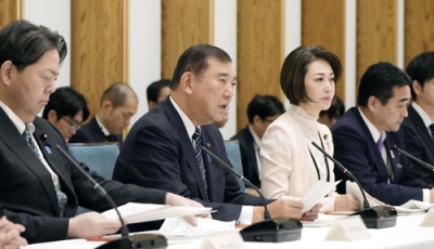 写真：共生社会の実現に向けた対策推進本部の会合であいさつする石破首相（左から２人目）＝２７日午前、首相官邸