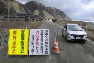 写真：全線で通行できるようになった国道２４９号を通る車両＝２７日午後、石川県珠洲市