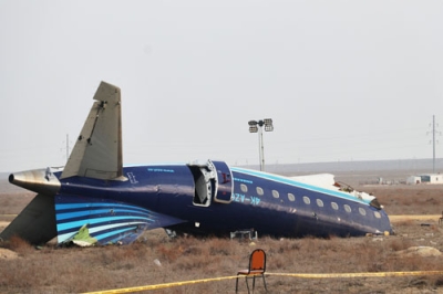 写真：アゼルバイジャン航空機の墜落現場＝２７日、カザフスタン西部（ゲッティ＝共同）