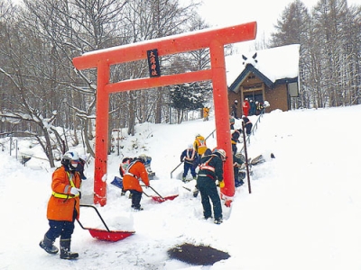 写真：除雪作業する高橋建設社員ら（提供写真）